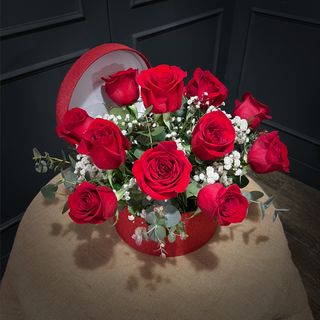 Caja sombrerera grande con doce rosas rojas