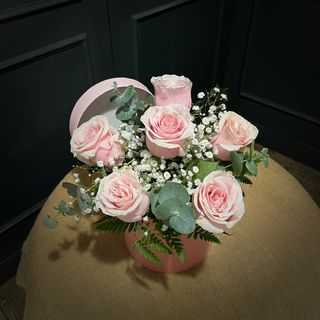 Caja sombrerera mediana con 6 rosas de color rosa