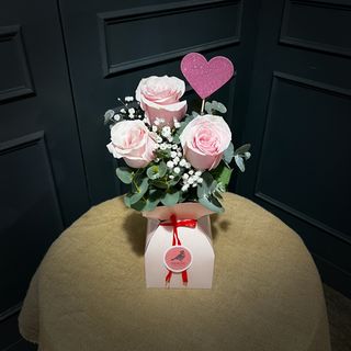 Caja "Detalle para enamorados" con 3 rosas rosas