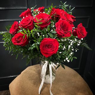 Ramo de doce rosas con Paniculata