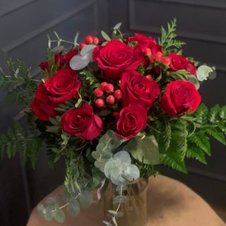 Ramo de doce rosas con Hypericum