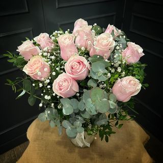 Ramo de doce rosas de color rosa