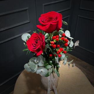 Ramito de dos rosas con Hypericum