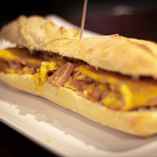 Bocadillo de tortilla de patata, york y queso