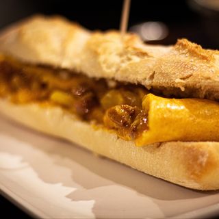 Bocadillo de tortilla de patata y chorizo picante