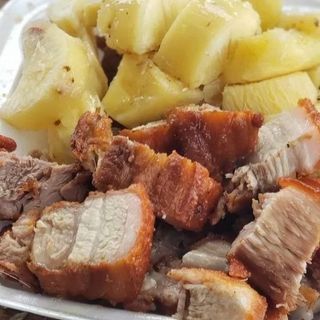 Yuca + Cochino ( cerdo ) frito 