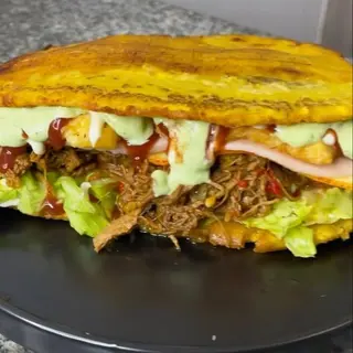 Patacón de Carne ó Pollo