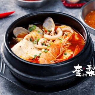 Sopa de marisco con tofu picante