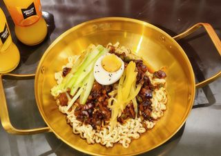 Jiangmyeon de verduras y huevo