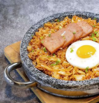 Arroz frito con kimchi y huevo roto