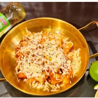 Pasta de arroz picante con pollo