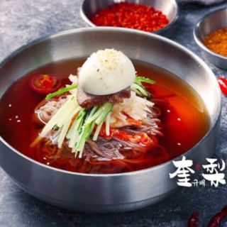 Fideos en sopa fría coreana