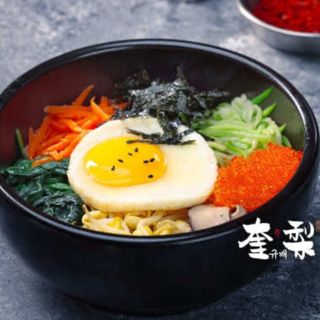 Bibimbap de tobiko y huevo roto