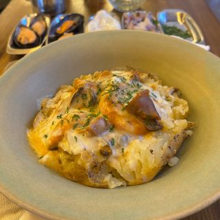 Patata Rellena De Cazuela De Mariscos