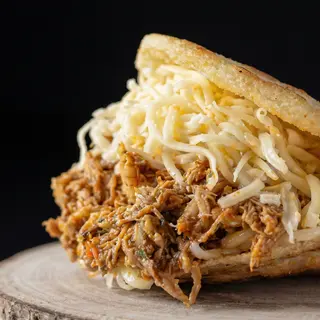 Arepa Rellena De Pollo Y Queso