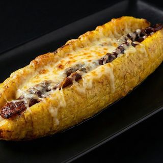 Plátano maduro asado con queso fundido.