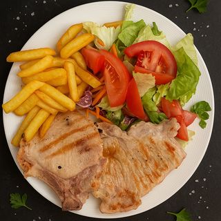 Chuletas De Cerdo Grillada Con Patatas Fritas