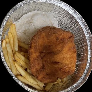 011.Chuleta de cuello de cerdo empanada (1ud.)con arroz,patatas y una tarrina de salsa 60 ml.