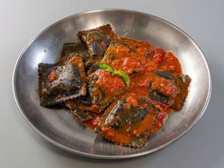Raviolón negro de marisco y langostino 