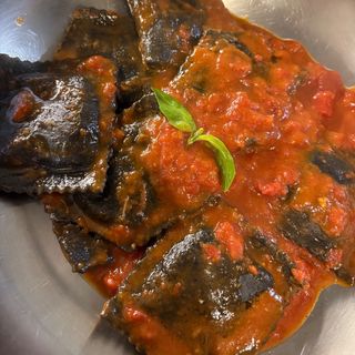 Raviolón negro de marisco y langostino 