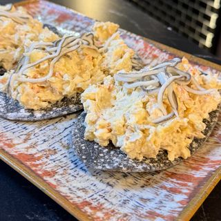 Marinera con tosta negra y gulas al ajillo.