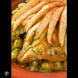 Tajine De Pollo con salsa y patatas fritas y aceitunas 