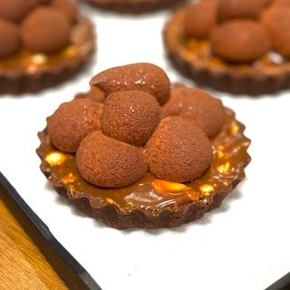 Tartaleta de caramelo y chocolate