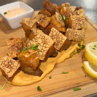 Torreznos al horno con Hummus