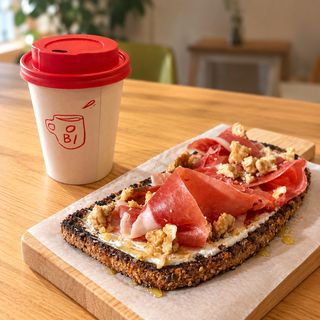 Tostada Serranita con Café Con Leche