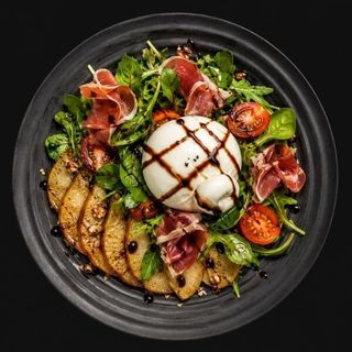 Ensalada con Burrata, Pera Caramelizada y Jamon