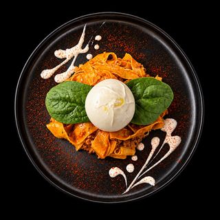 Pasta con Burrata, Pesto y Tomate
