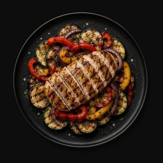 Filete de pollo con verduras y salsa pesto