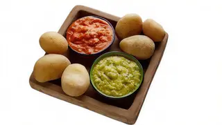 Papas arrugadas con 2 mojos