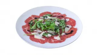 Carpaccio de ternera con rúcula y parmesano