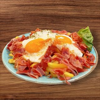 Huevos rotos con jamón serrano y patatas fritas 