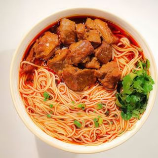 牛肉面Carne de res y fideos