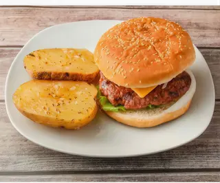 Hamburguesa con patata asada