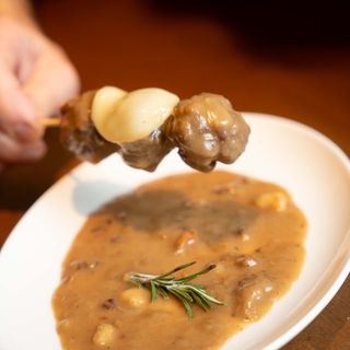 Albóndigas de Txuleta con salsa de hongos y fundido de queso de vaca