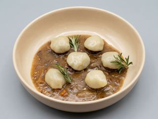 Albóndigas de Txuleta con salsa de hongos y fundido de queso de vaca