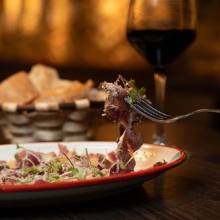 Pastrami de vaca con salsa de mostaza y pimienta, cebolla encurtida e idiazábal