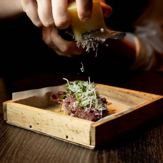 Pastrami de vaca con salsa de mostaza y pimienta, cebolla encurtida e idiazábal