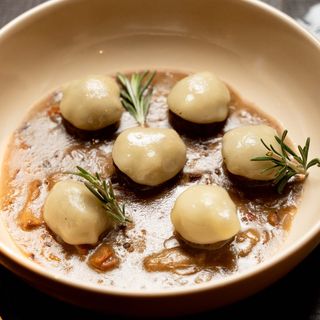 Albóndigas de Txuleta con salsa de hongos y fundido de queso de vaca