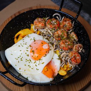 Sartén de gulas y gambas