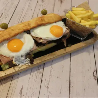 Gran chivito uruguayo sándwich