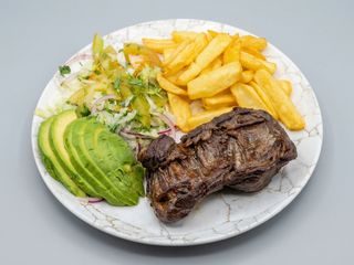 Entraña con patatas y ensalada.