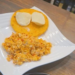 Huevos con arepa y queso