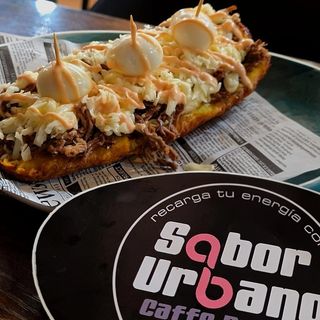 Maduro con carne y queso