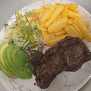 Entraña con patatas y ensalada.