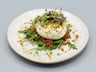 Burrata Fresca Con Tomates Frescos Y Secos, Aceite De Albahaca