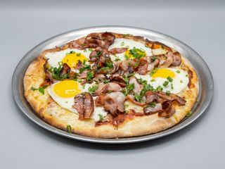 Pizza bacon y huevo frito